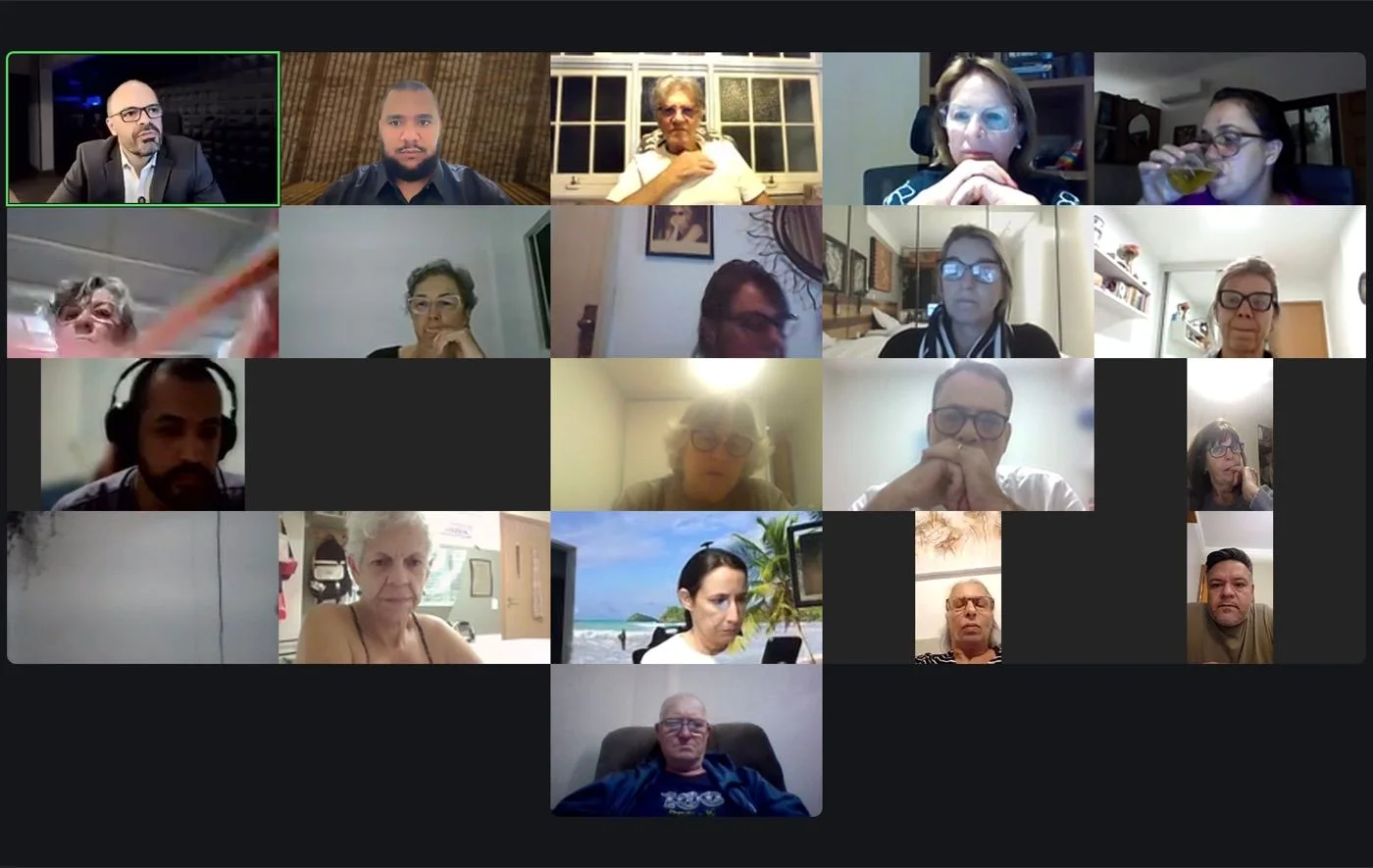 Aula ao vivo no Zoom com 19 alunos de câmera aberta, a maioria na faixa dos 50 aos 70 anos