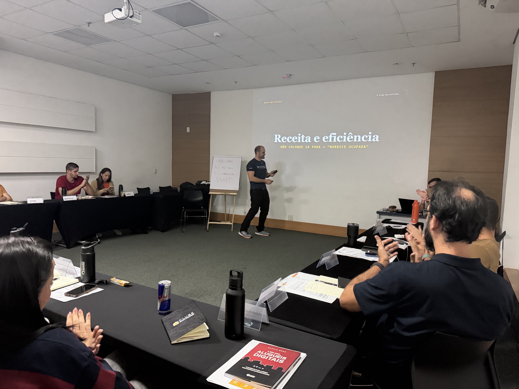 Márcio Braz conduzindo um encontro com anfitriões do Clube